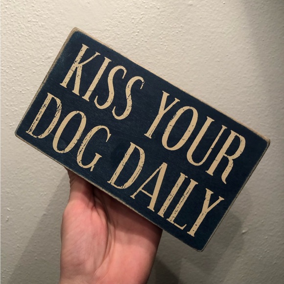 ✨Blue ADORABLE dog sign “Kiss your dog daily”✨ - Picture 1 of 1